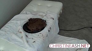 Americká milfka Christineash ukazuje svoje masturbačné zručnosti