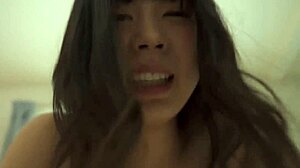 La ragazza giapponese ha la faccia coperta di sperma dopo aver cavalcato