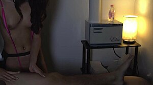 Erotica con una sessione di masturbazione kinky con una sexy massaggiatrice in pelle