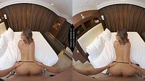 Virtuell verklighetsex med en blond eskort med stora naturliga bröst