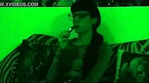 Europese tiener Beth kinky met roken en dampen in HD-video