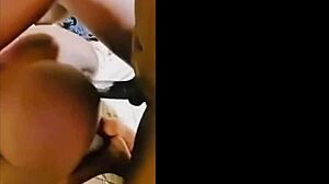 Amateur-schwarze Teenagerin wird von einem großen schwarzen Schwanz in einem selbstgemachten Video gefickt