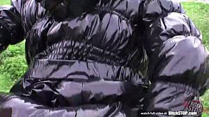 Video POV de una caliente MILF checa teniendo su coño follado al aire libre