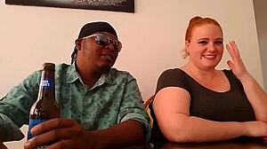 HD porno videosunda Julie Ginger ile ırklararası üçlü