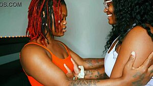 Ebony fitte blir knullet i lesbisk sykehusinnstilling