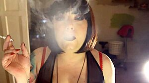 Gemuk dan merokok: Video fetishistik yang menampilkan Tina Smua