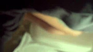 فيديو منزلي لزوجين مشاغبين يمارسان الجنس على قارب