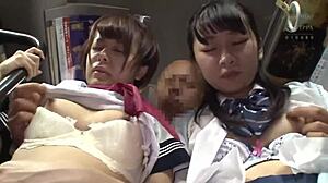 अमेचुर जापानी महिलाएं वेशभूषा में हैंडजॉब देती हैं और अपने चेहरे पर वीर्य प्राप्त करती हैं।