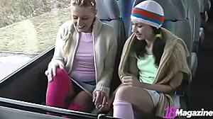 Dve štíhle dievčatá si užívajú lízanie nohavičiek