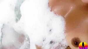 Perawat Latina yang sensual menikmati mandi gelembung dengan pantat besar