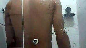 Genç gay amatör, açık havada seks ve duş mastürbasyonunun tadını çıkarıyor