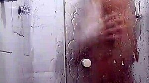 Jeune amateur gay profite de sexe en plein air et de masturbation sous la douche