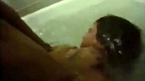 Блондинка-бомба из HD GIF раздевается и принимает обнаженную ванну