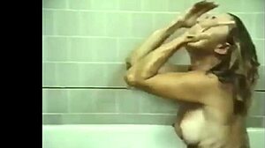 Le GIF HD mettono in evidenza le bombe bionde che si spogliano e fanno il bagno nudo