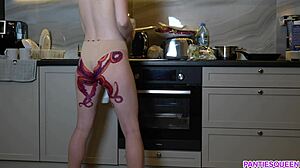 Milf mit Oktopus-Tattoo am Hintern kocht und neckt