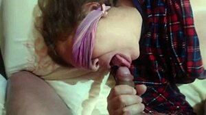 Тайно записано видео на зряла съпруга, която доставя удоволствие на сина си с големия си пенис, докато тя прави орален секс и получава еякулация в устата си