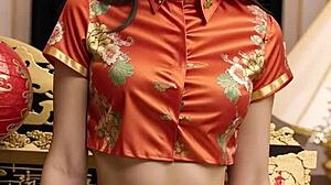 Aziatische schoonheden presenteren hun lingeriecollectie voor Chinees Nieuwjaar