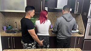 Муж и жена спремају оброк прекинути од стране пријатеља свог мужа, који малтретира жену